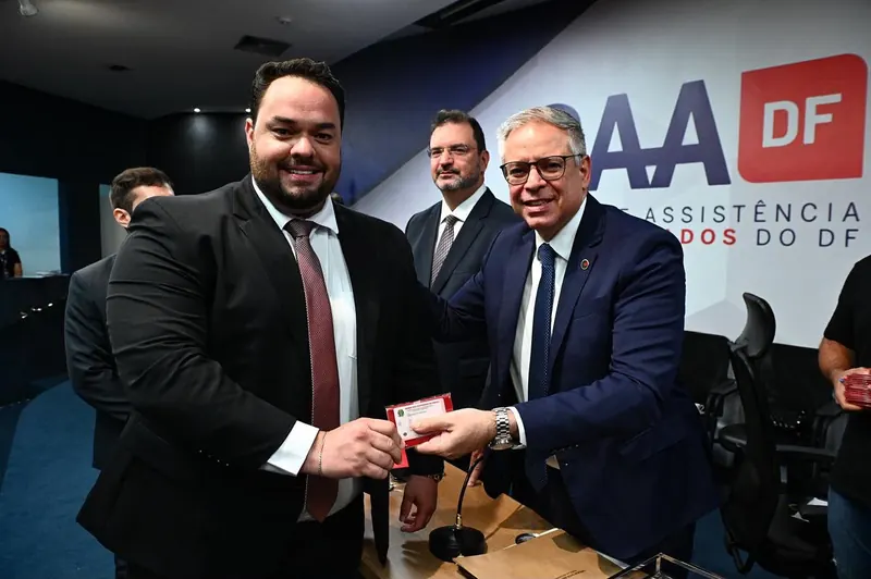 César Soares na cerimônia de entrega da carteira da OAB em Brasília/DF, recebida do presidente da OAB/DF, Paulo Maurício Braz Siqueira (Poli)
